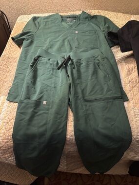 Fabletics Men's Scrub Set in Dark Green